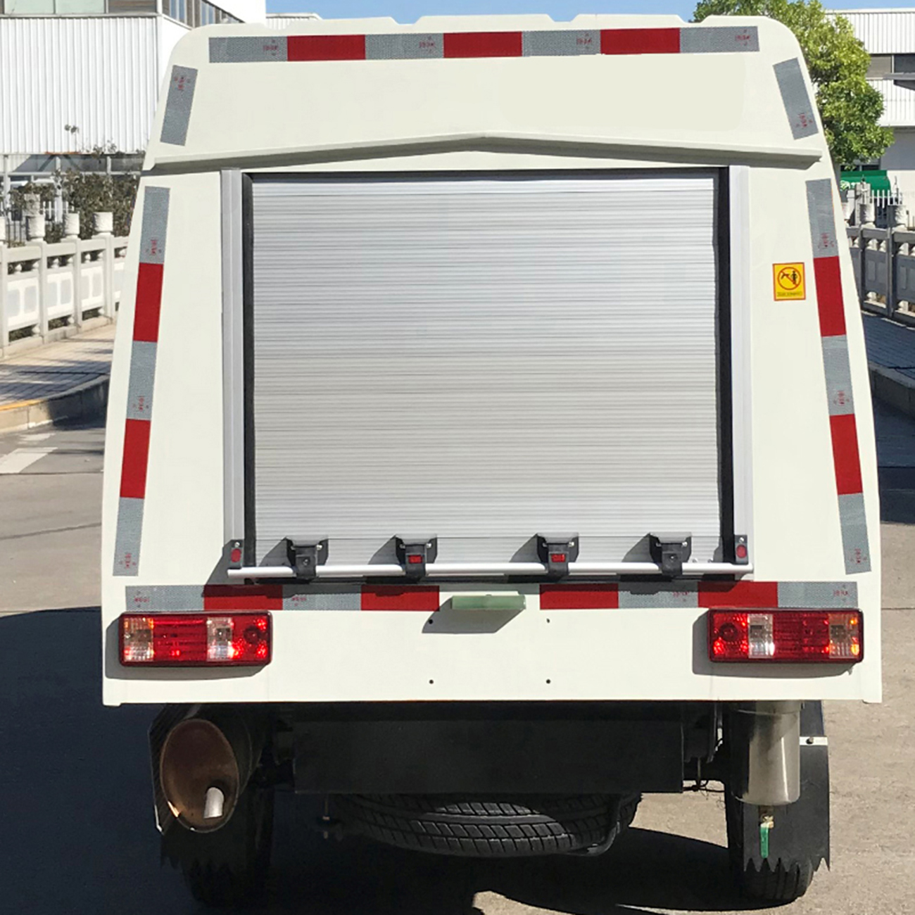 Caminhão de limpeza de água de alta pressão da fábrica da China, equipado com caminhão especial de saneamento de tecnologia de pulverização avançada caminhão especial