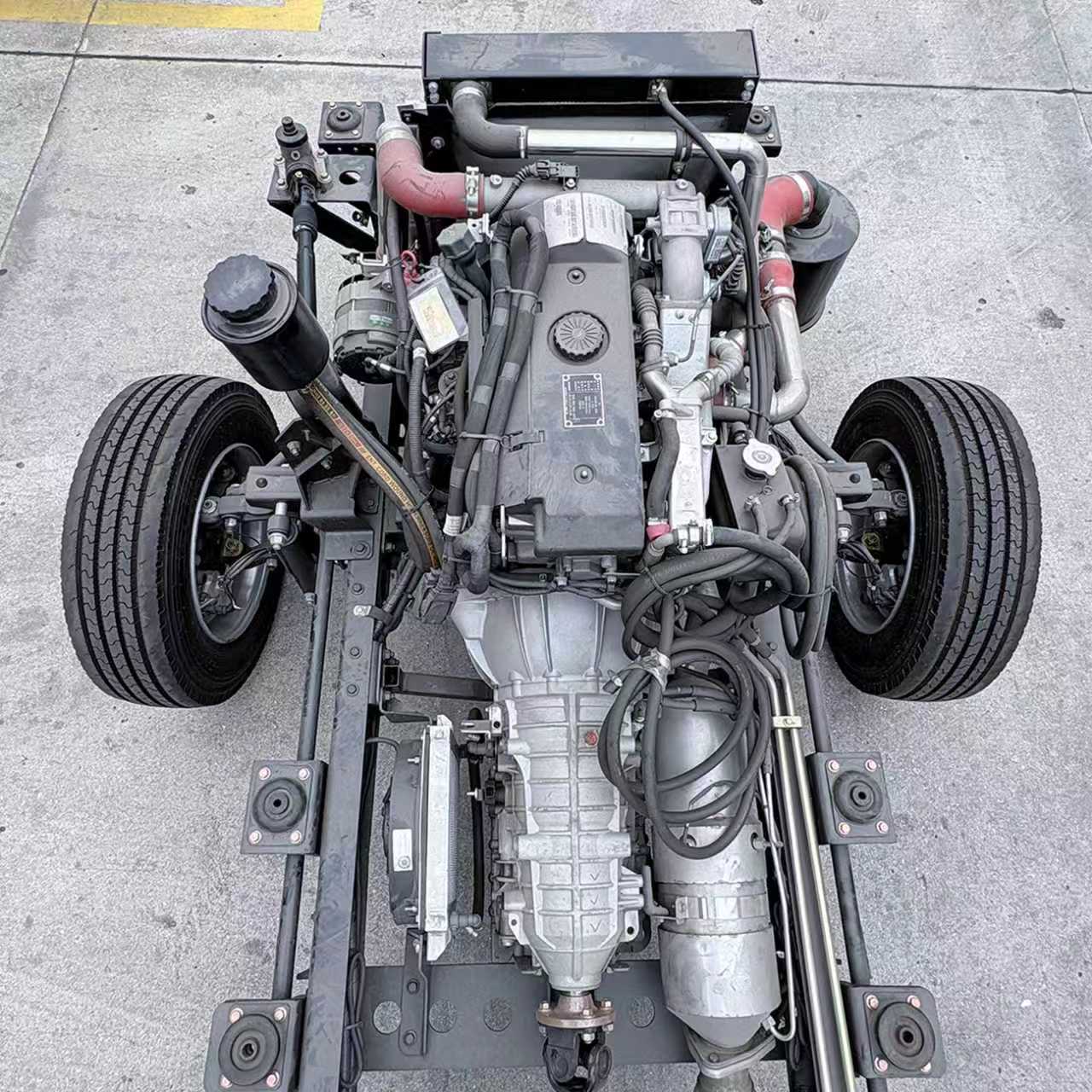 CHASSIS DE TREINADOR DE DIESEL DIESEL DE 7 M FATÓRIA DA CHINA - Absorção de choque de alta resistência, adequada para condições complexas da estrada urbana e rural