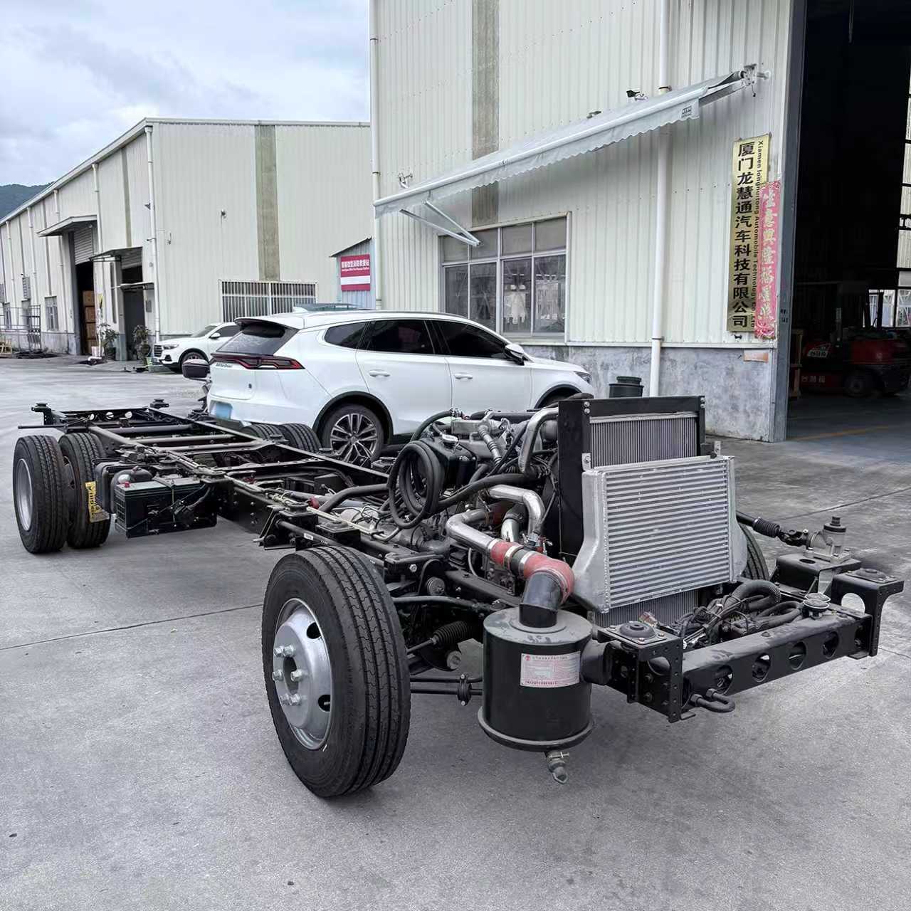 CHASSIS DE TREINADOR DE DIESEL DIESEL DE 7 M FATÓRIA DA CHINA - Absorção de choque de alta resistência, adequada para condições complexas da estrada urbana e rural